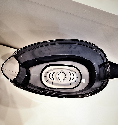 Jak włożyć filtr do dzbanka?